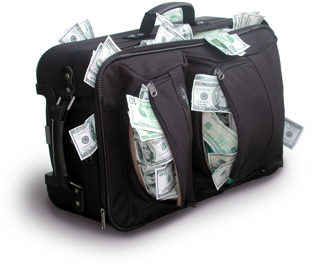 přeplněný kufr peněz